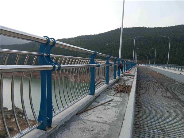 福州不锈钢桥梁护栏的特点及其在桥梁安全中的重要作用