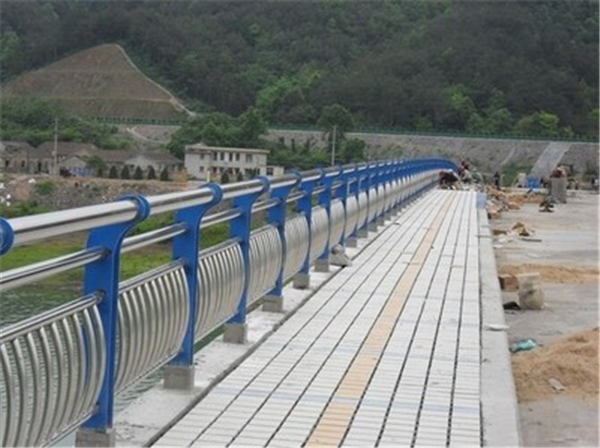 福州不锈钢桥梁护栏的特性及其在现代建筑中的应用
